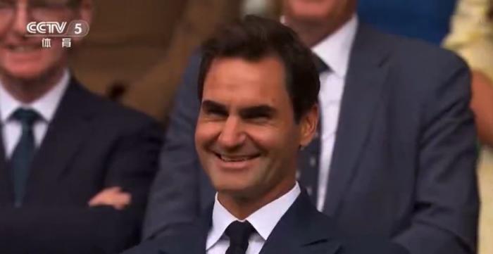 爱游戏体育-重返赛场引发热议！，费德勒在C9比赛中晋级下一阶段观众掌声雷动(足球比赛中断多久重赛)